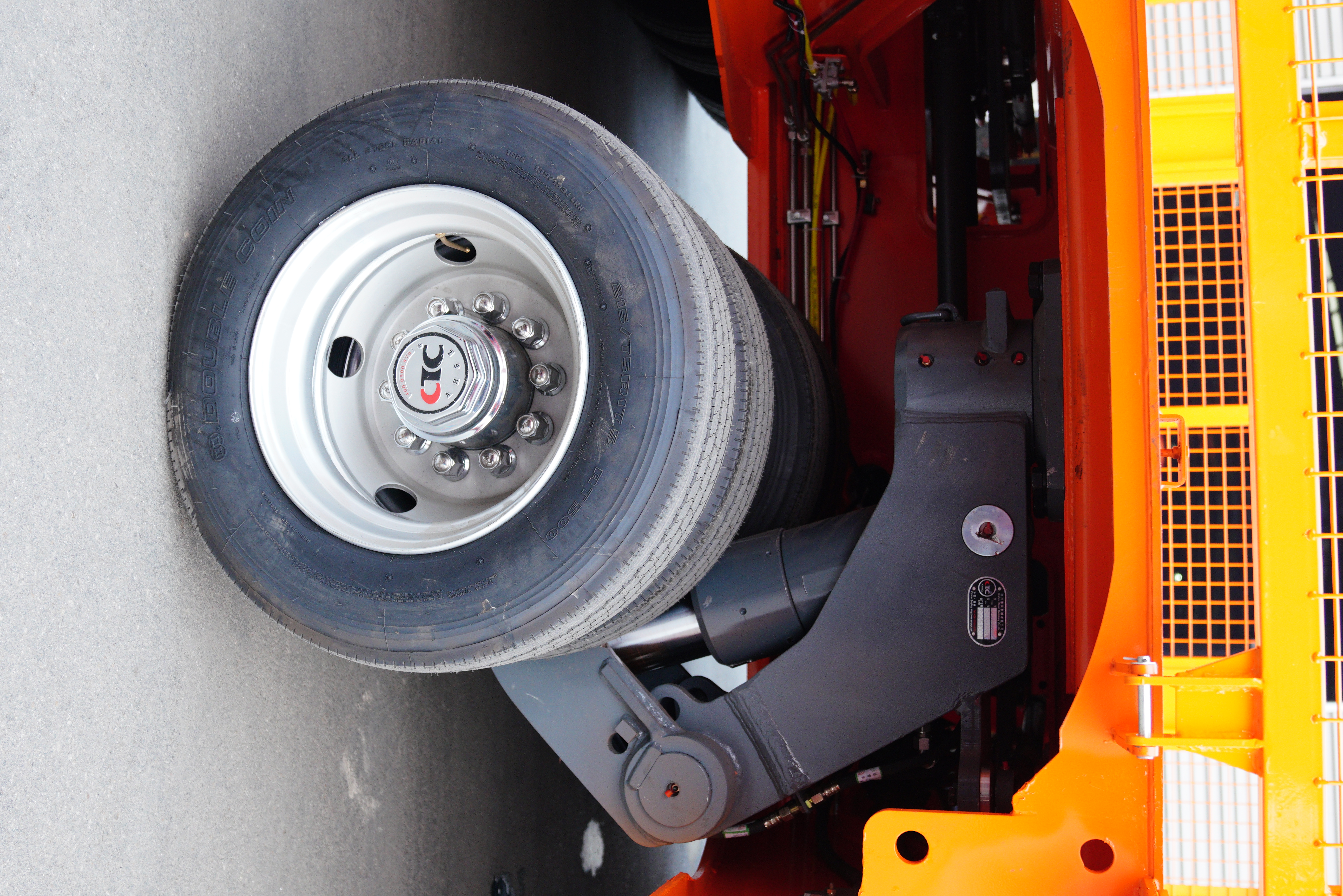 Detail of hydraulic lifting suspension system on HUAYUE mobile substation trailer chassis