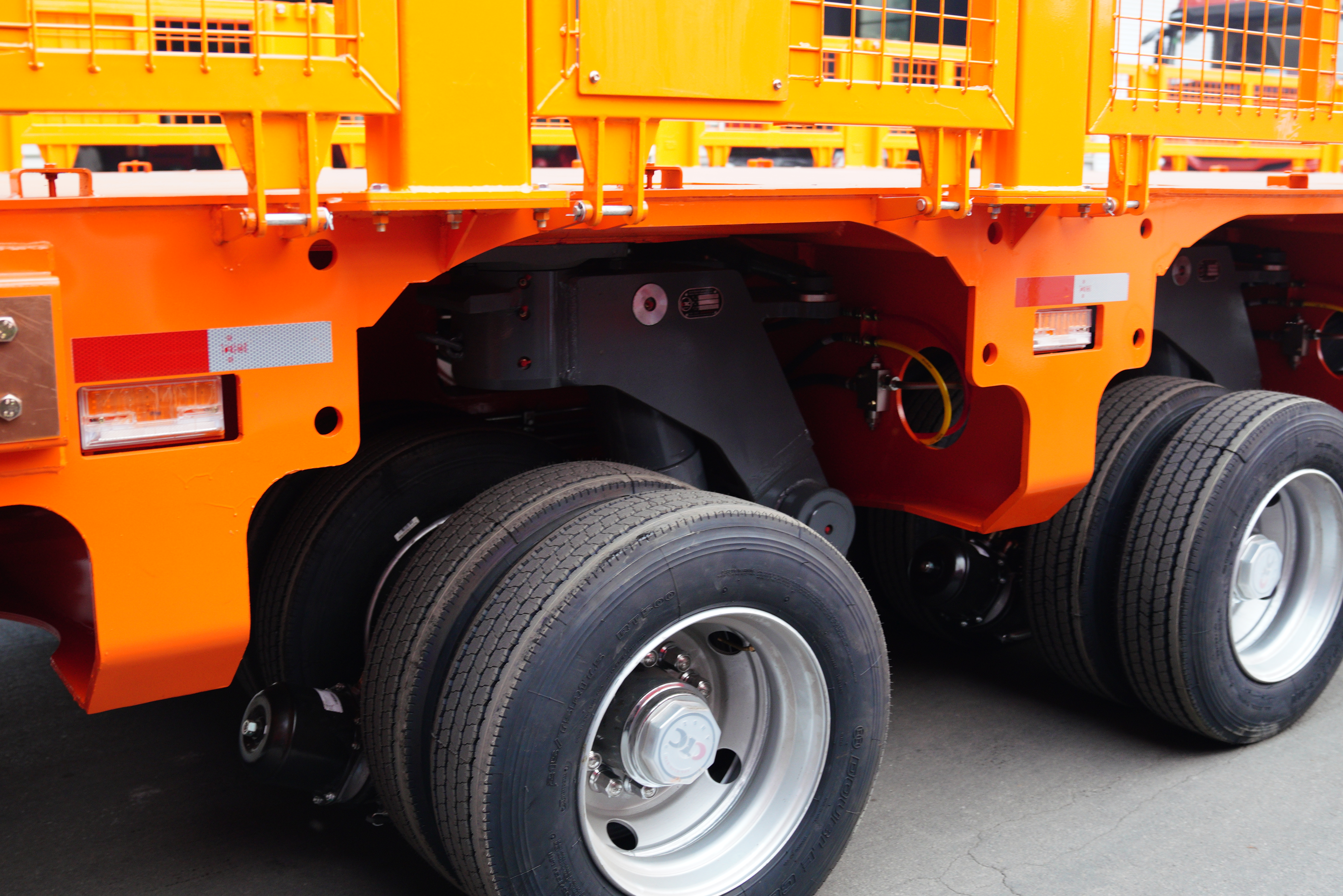 HUAYUE Mobile Substation Trailer with hydraulic lifting suspension navigating rough off-road terrain