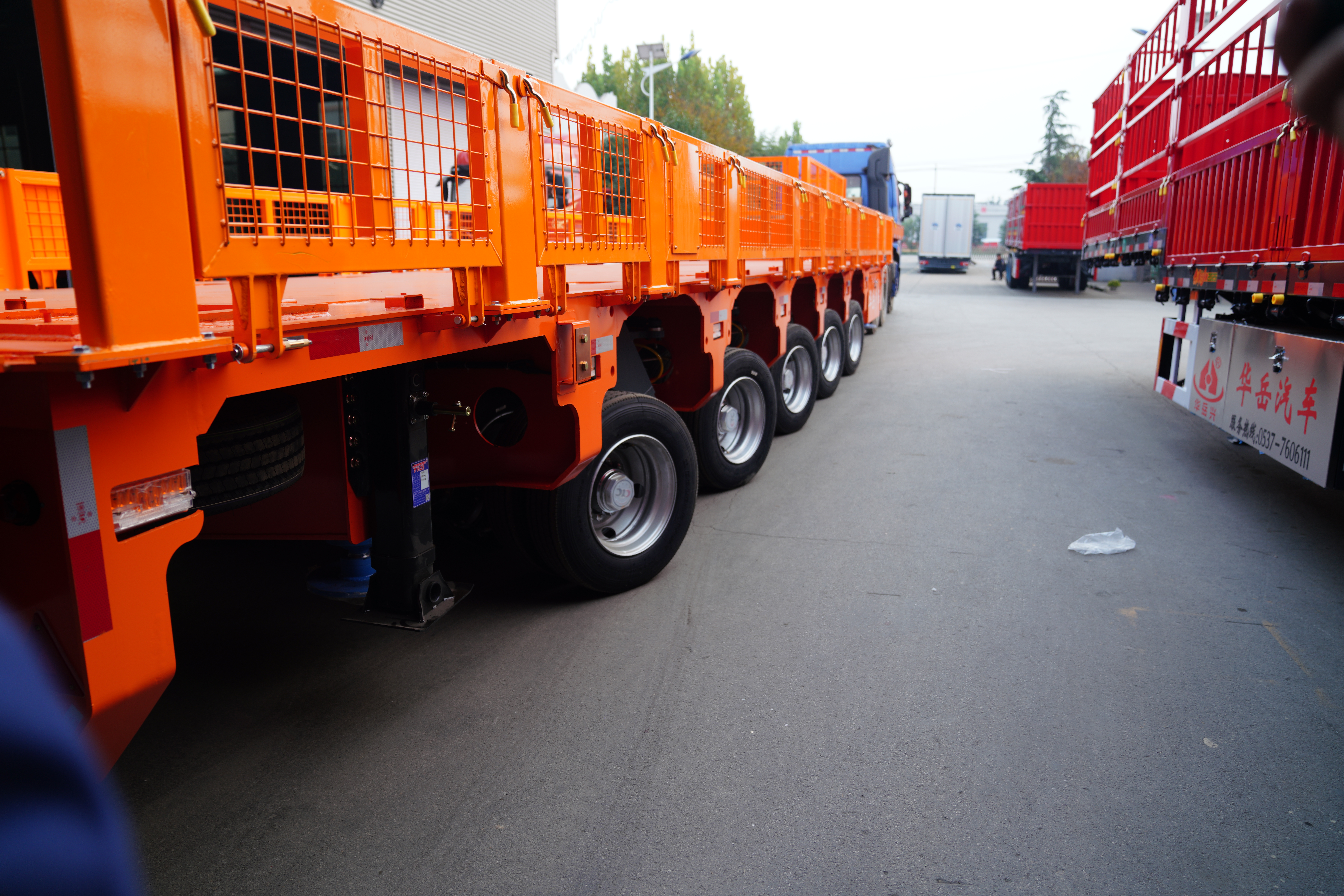 HUAYUE hydraulic trailer demonstrating all-wheel steering technology with front and rear axles turning