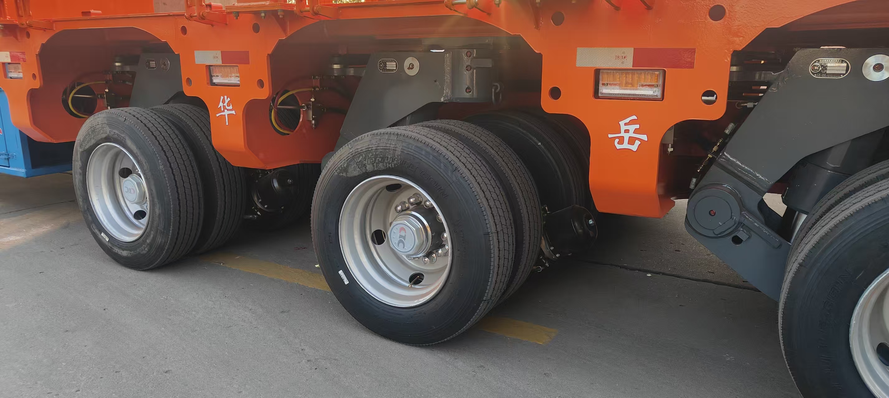 High-capacity hydraulic girder bridge system with adjustable width and height for power project logistics