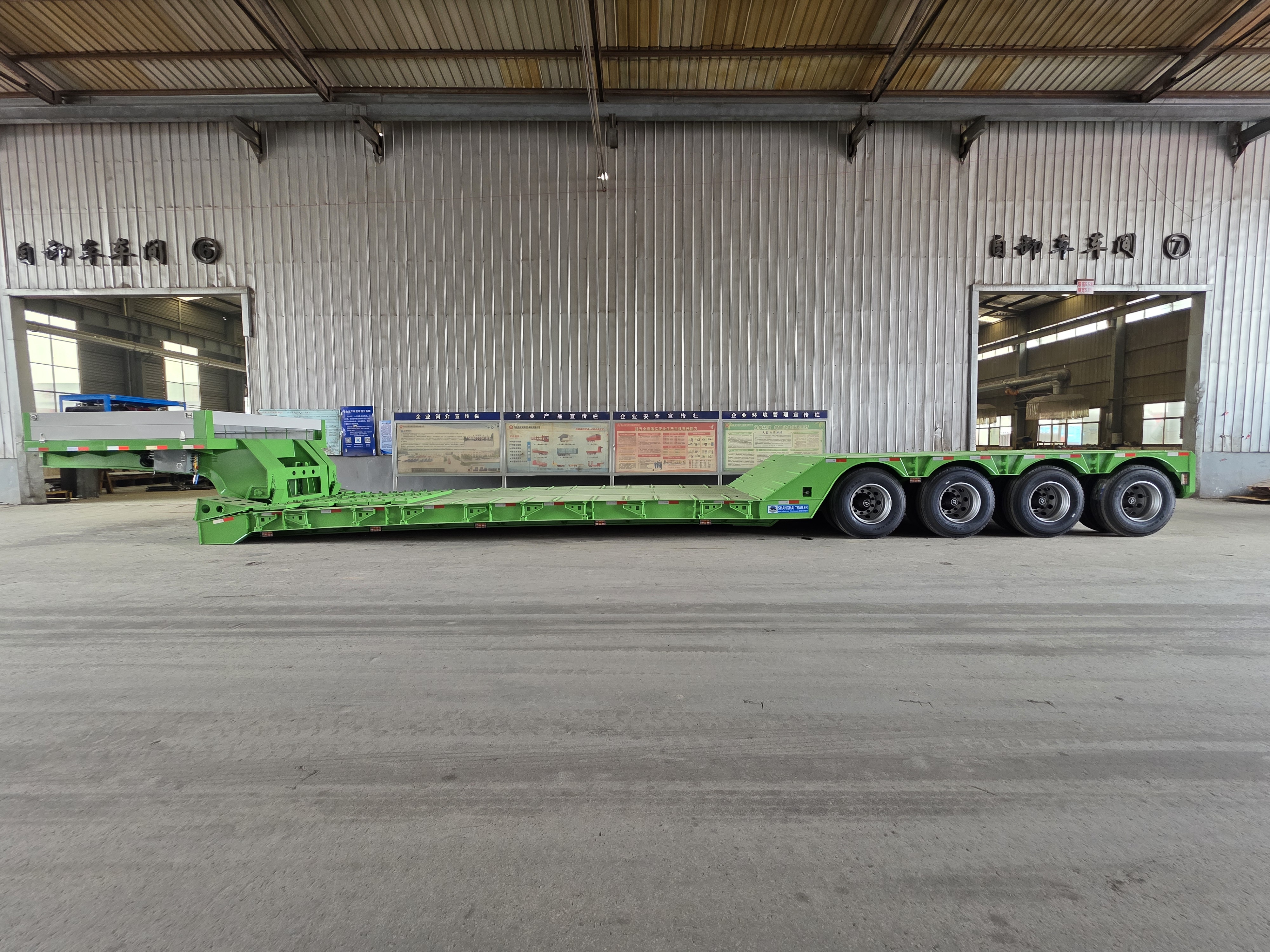 HUAYUE 4 axle 100 ton removable gooseneck trailer showcasing its lowdeck platform and heavy-duty chassis