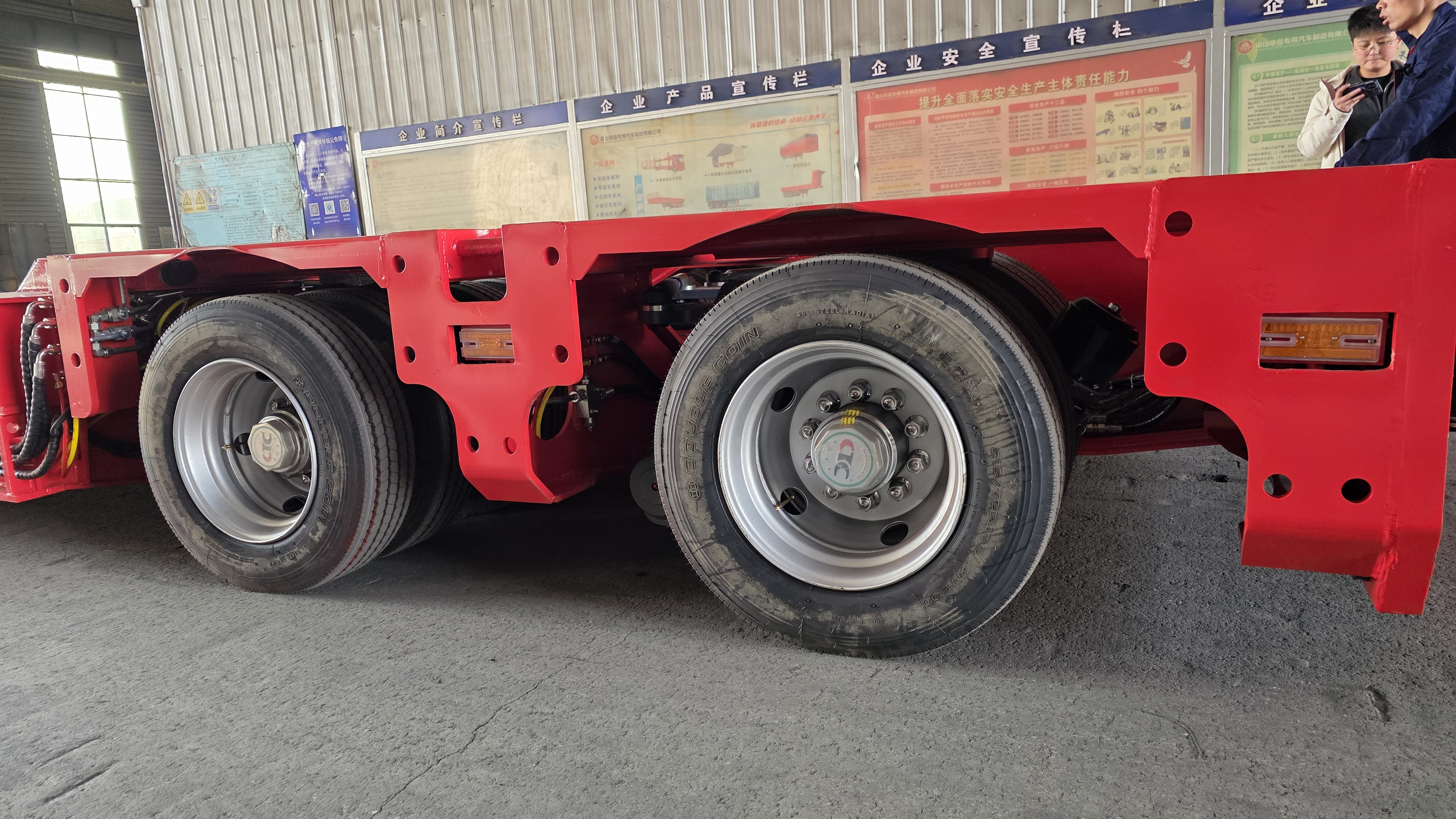 Close-up technical view of the heavy-duty 2-axle bogie system, featuring CTC branded axles and visible hydraulic steering cylinders for power steering capability