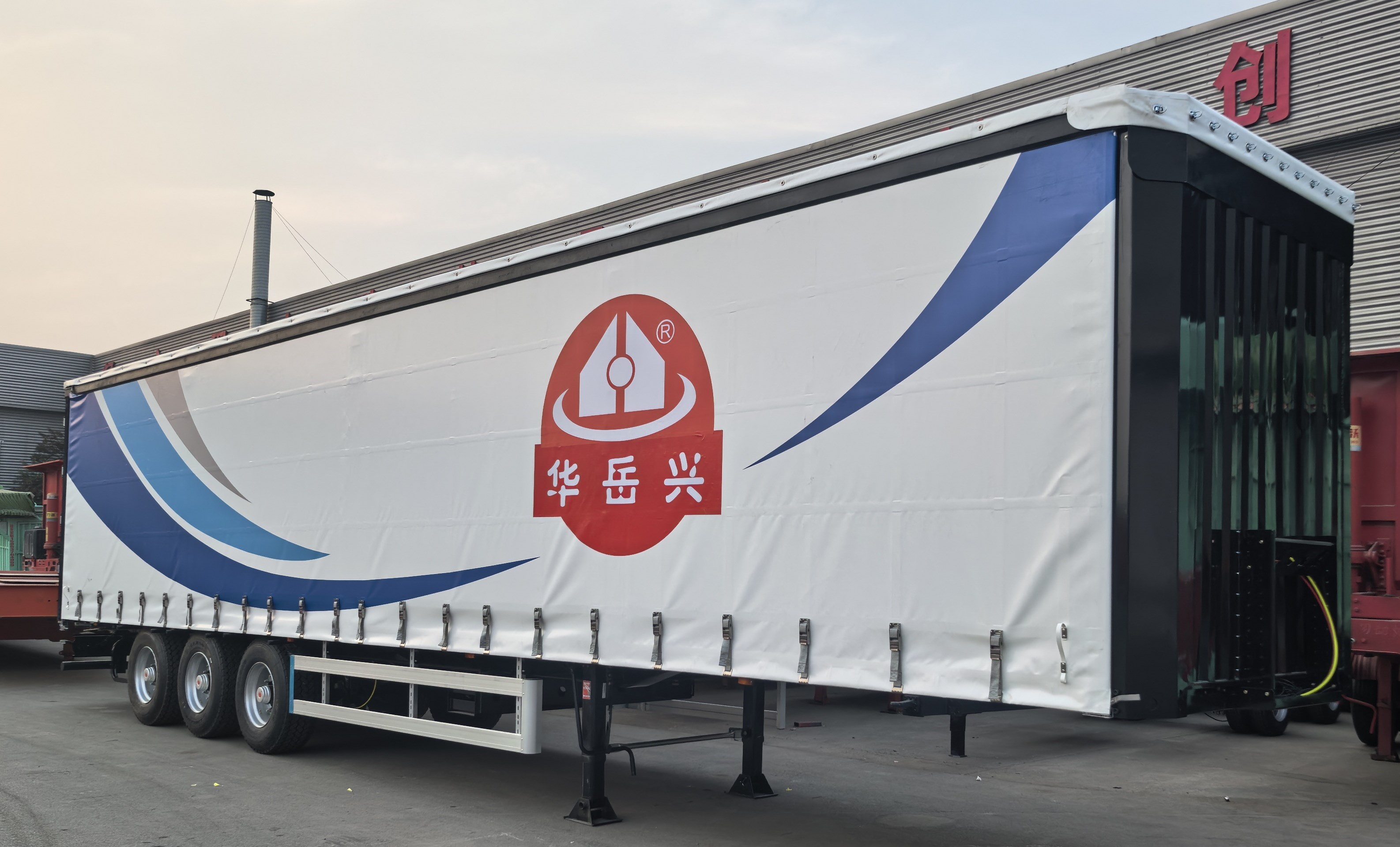 Full exterior view of the HUAYUE 3-axle curtain side trailer, featuring a durable waterproof sliding tarp and a robust multi-axle chassis, manufactured for the Philippines market