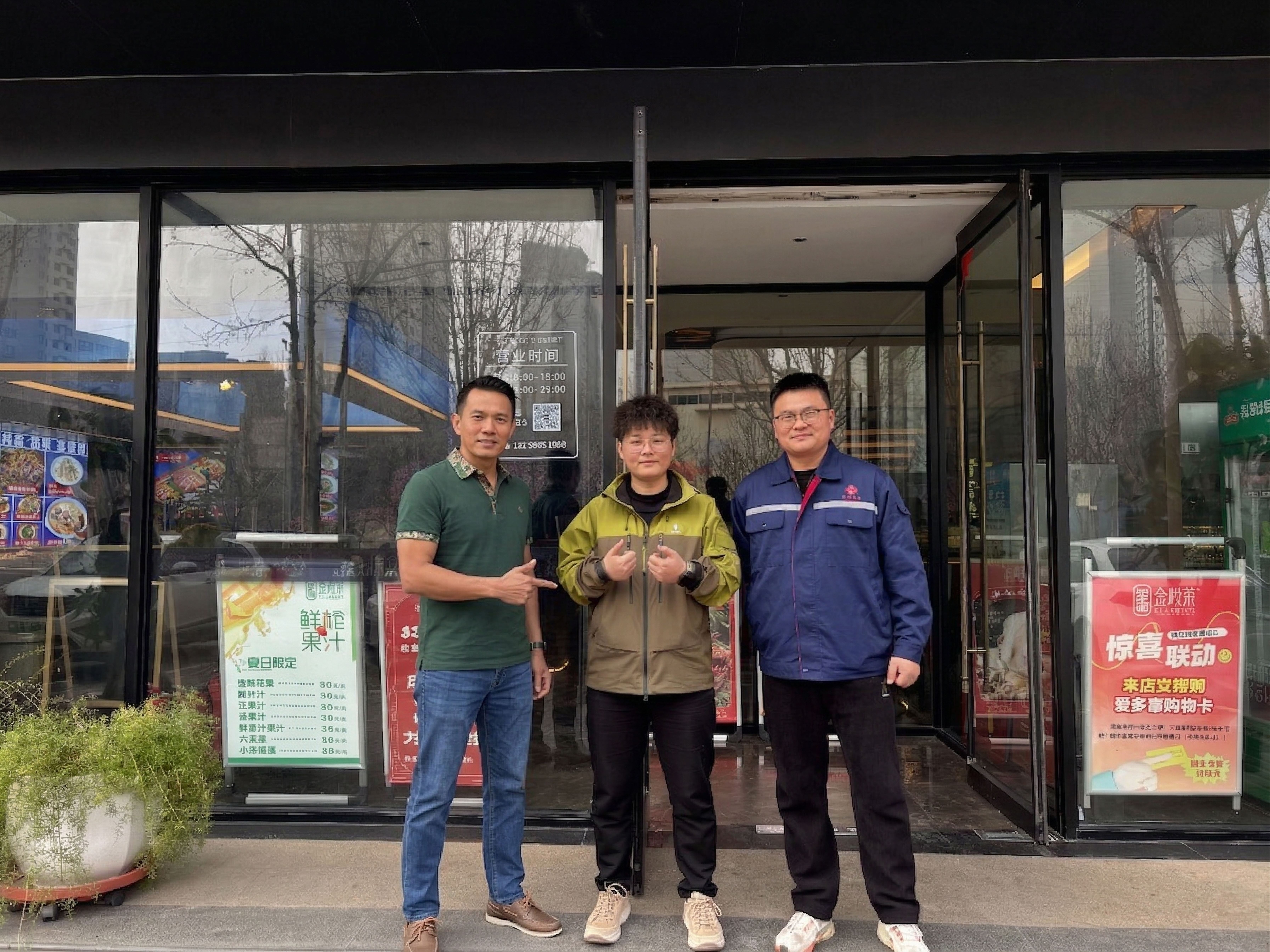 A Panama client visiting the HUAYUE factory, standing in front of the heavy-duty lowbed trailer during an on-site inspection