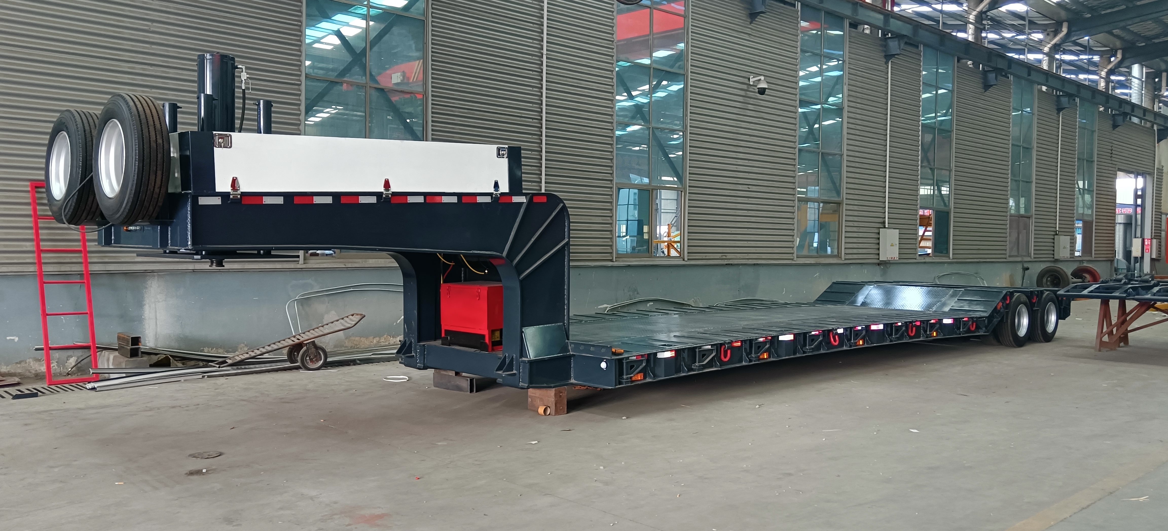 Full side profile view of the HUAYUE 2-line 4-axle heavy-duty lowbed trailer, clearly showing the specialized chassis and multi-axle configuration for the Panama market