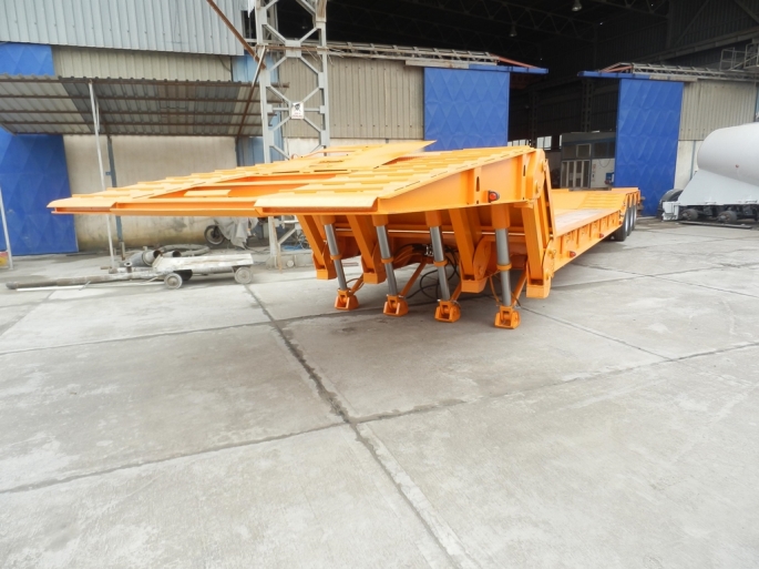 Detailed view of the heavy-duty hydraulic lifting cylinders on the HUAYUE folding gooseneck trailer, providing powerful support to raise the loaded deck back to towing position