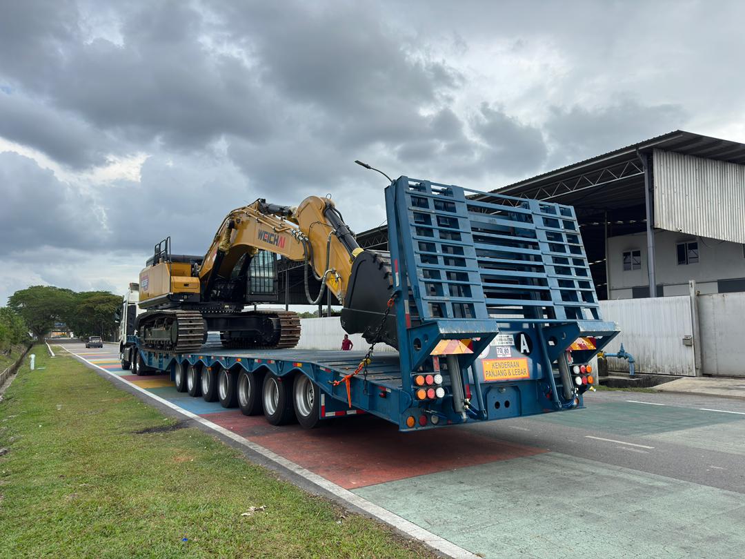 A HUAYUE RGN trailer legally operating on a Malaysian road with local license plates, proving full JPJ compliance and easy registration.