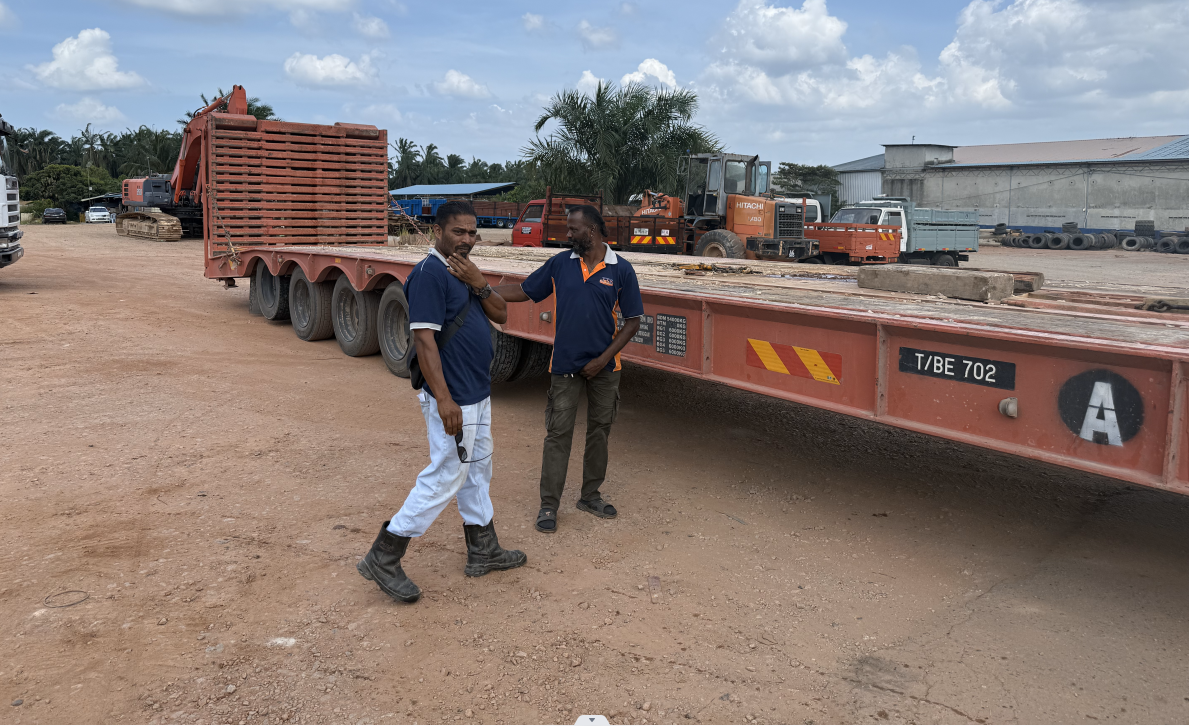 HUAYUE's local branch team in Malaysia discussing heavy transport logistics, showcasing our successful international partnership model