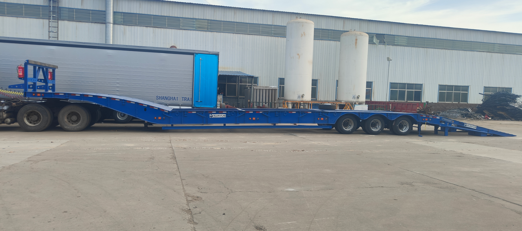 HUAYUE custom 3-axle heavy-duty lowbed trailer side view, featuring Q345B/T700 high-yield steel main beams and an ultra-low working platform.