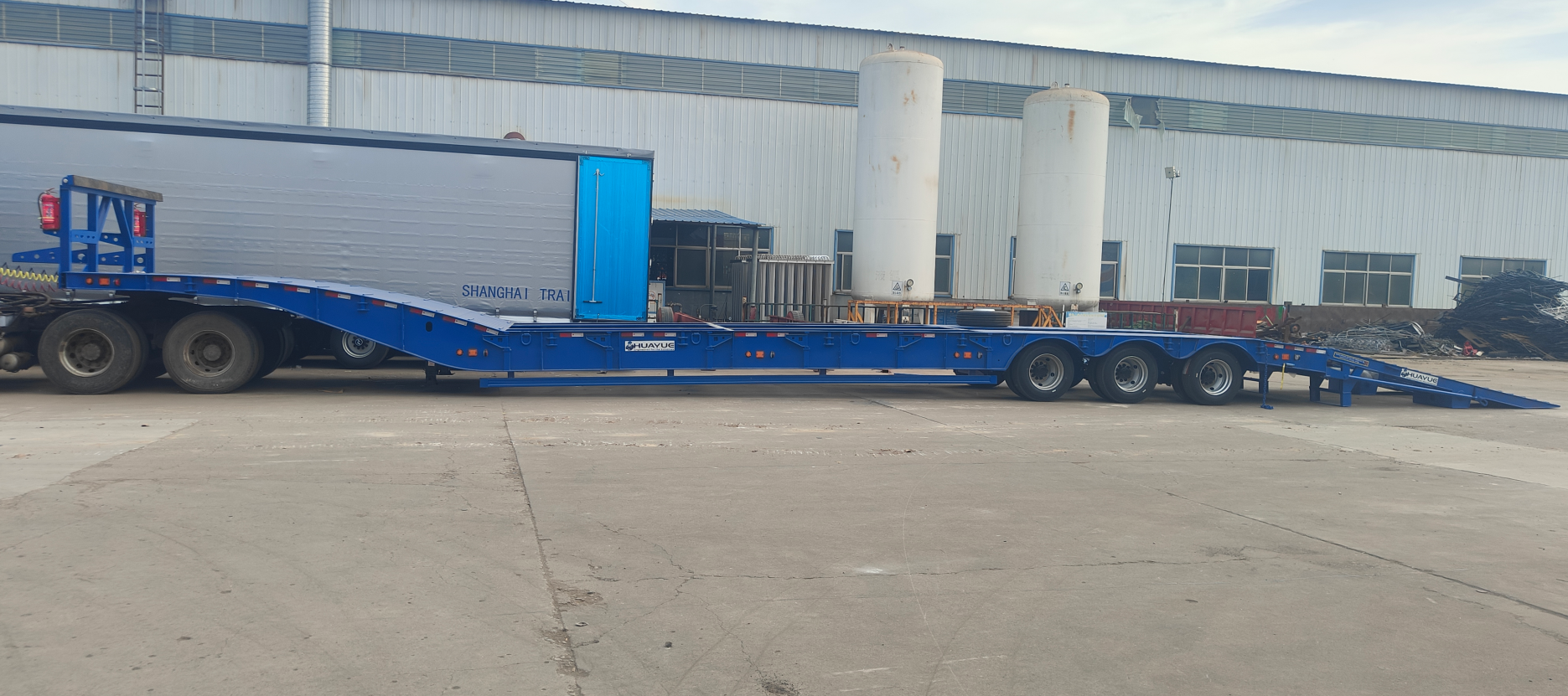 Prevent Excavator Rollover Accidents: Rear Ramps vs. RGN Loading Solutions Compared