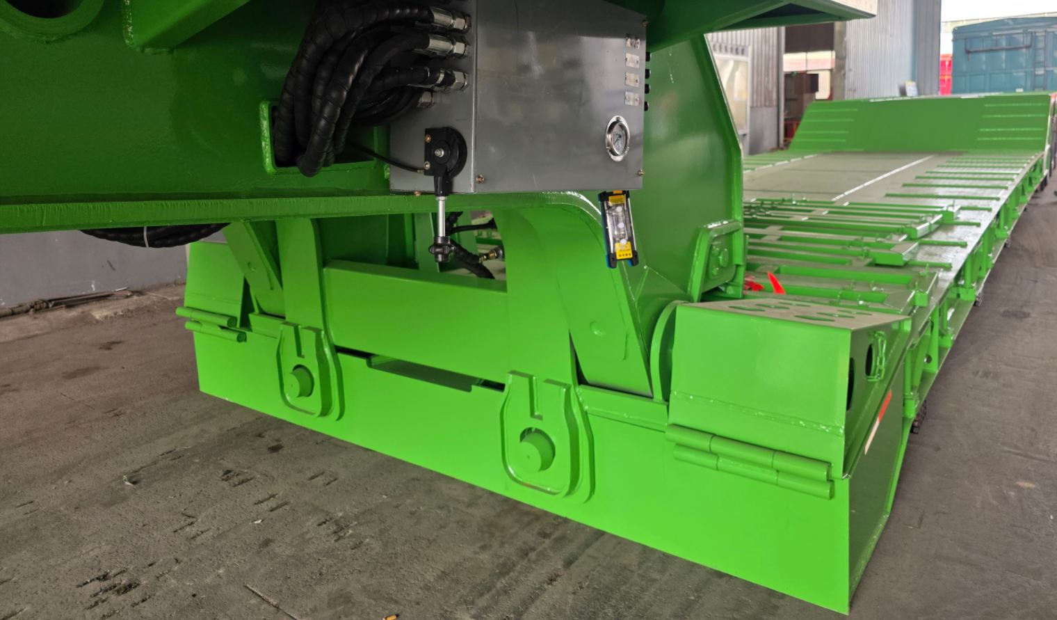 Close-up of the HUAYUE gooseneck box-beam structure and high-tensile fully penetrated welding process, featuring the hydraulic control box and seamless fusion manufacturing standards.