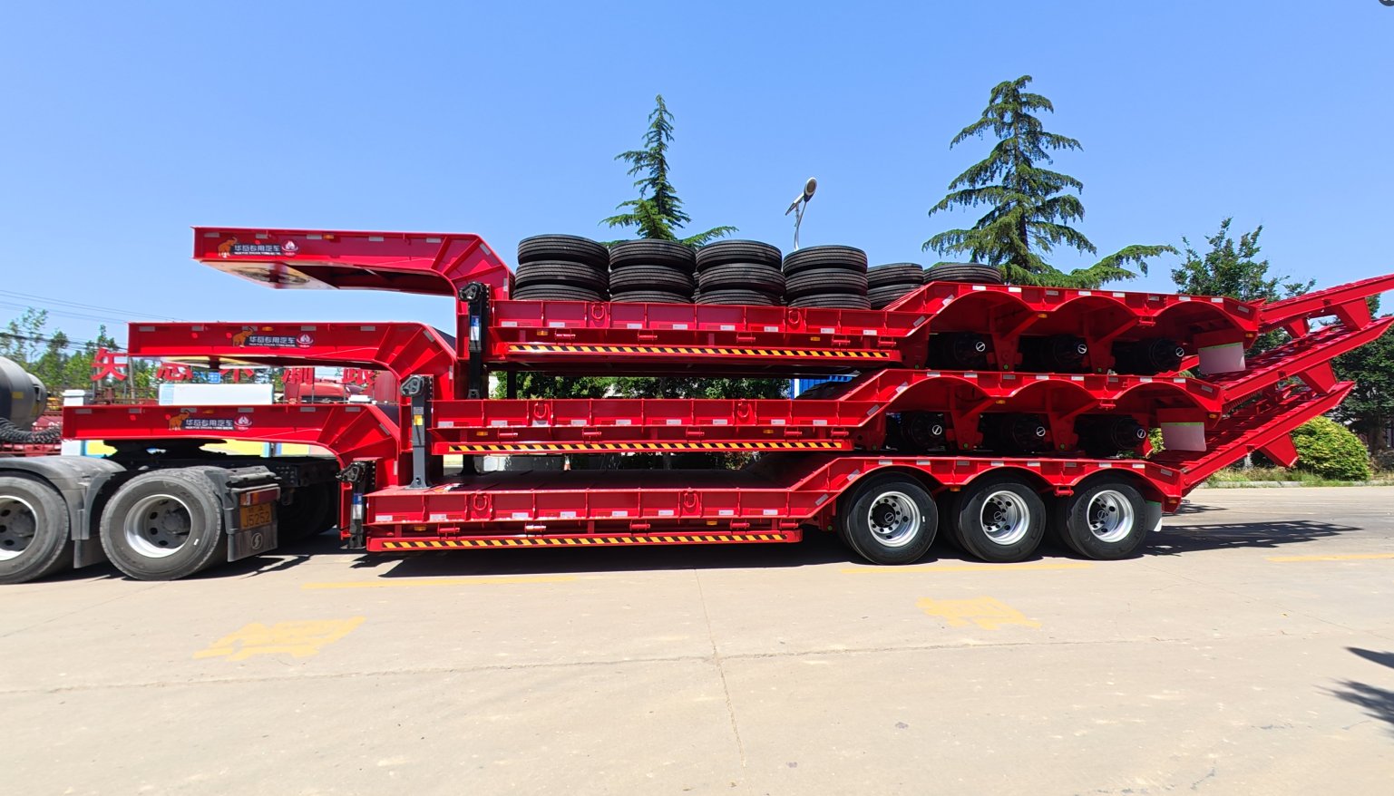 3 HUAYUE 3-axle lowbed trailers ready for dispatch to Vietnam. Utilizing professional 3-trailer precision stacking technology to drastically reduce shipping volume and save the client significant ocean freight costs.