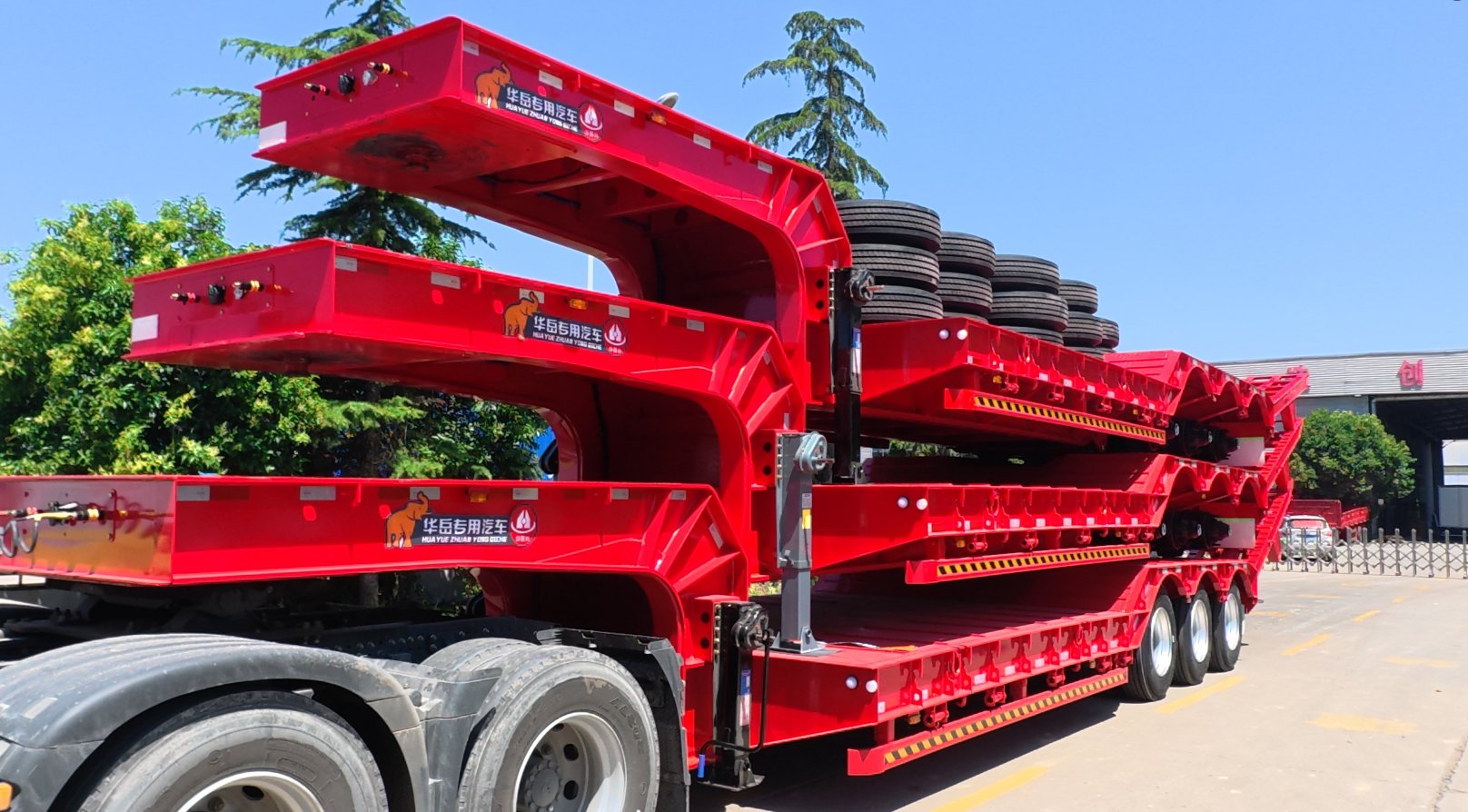 3 HUAYUE 3-axle lowbed trailers ready for dispatch to Vietnam. Utilizing professional 3-trailer precision stacking technology to drastically reduce shipping volume and save the client significant ocean freight costs.