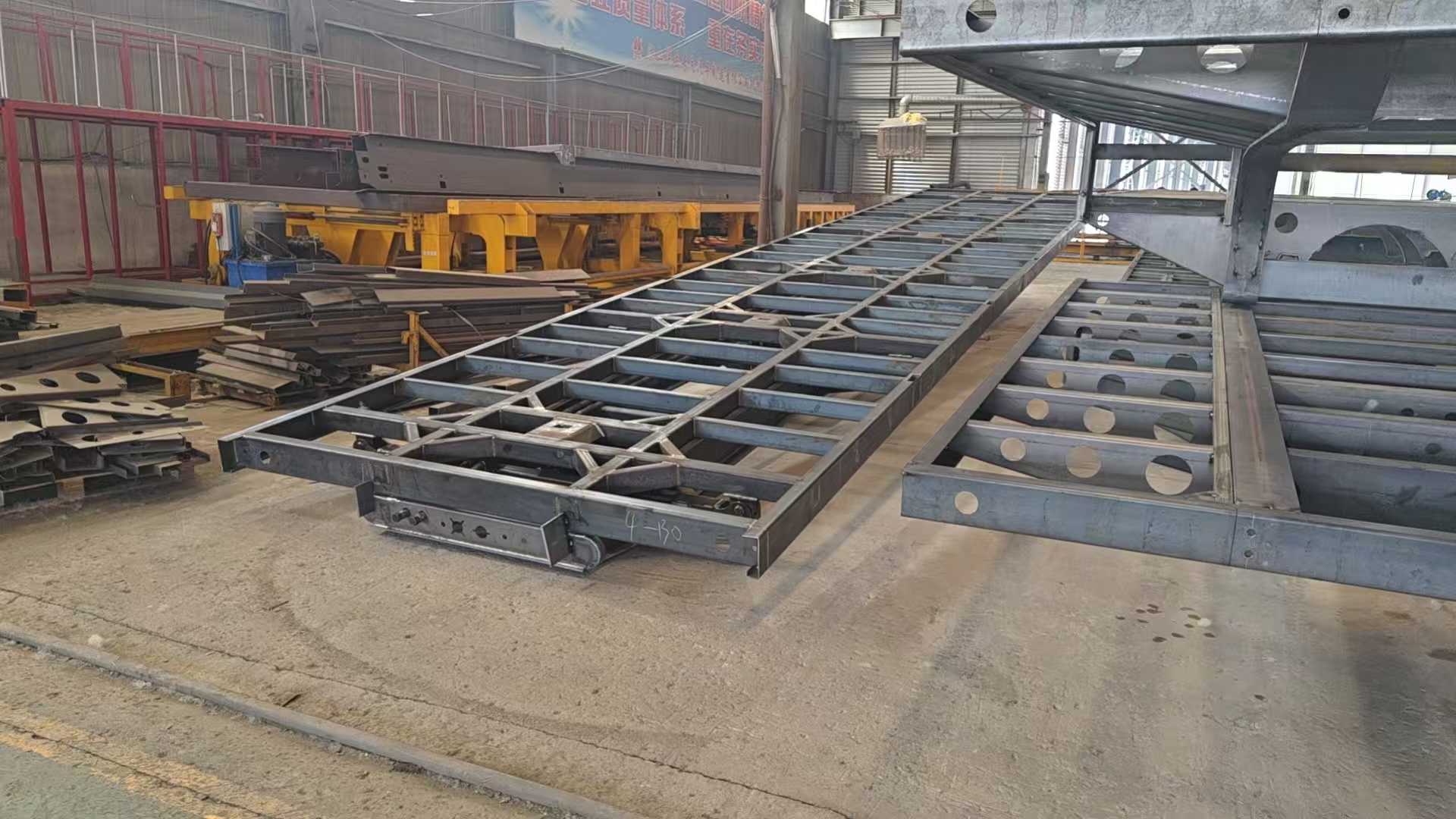 The dense crossmember and side frame structure of a HUAYUE heavy-duty lowbed trailer forged from Q690 high-tensile steel, maximizing torsional rigidity.