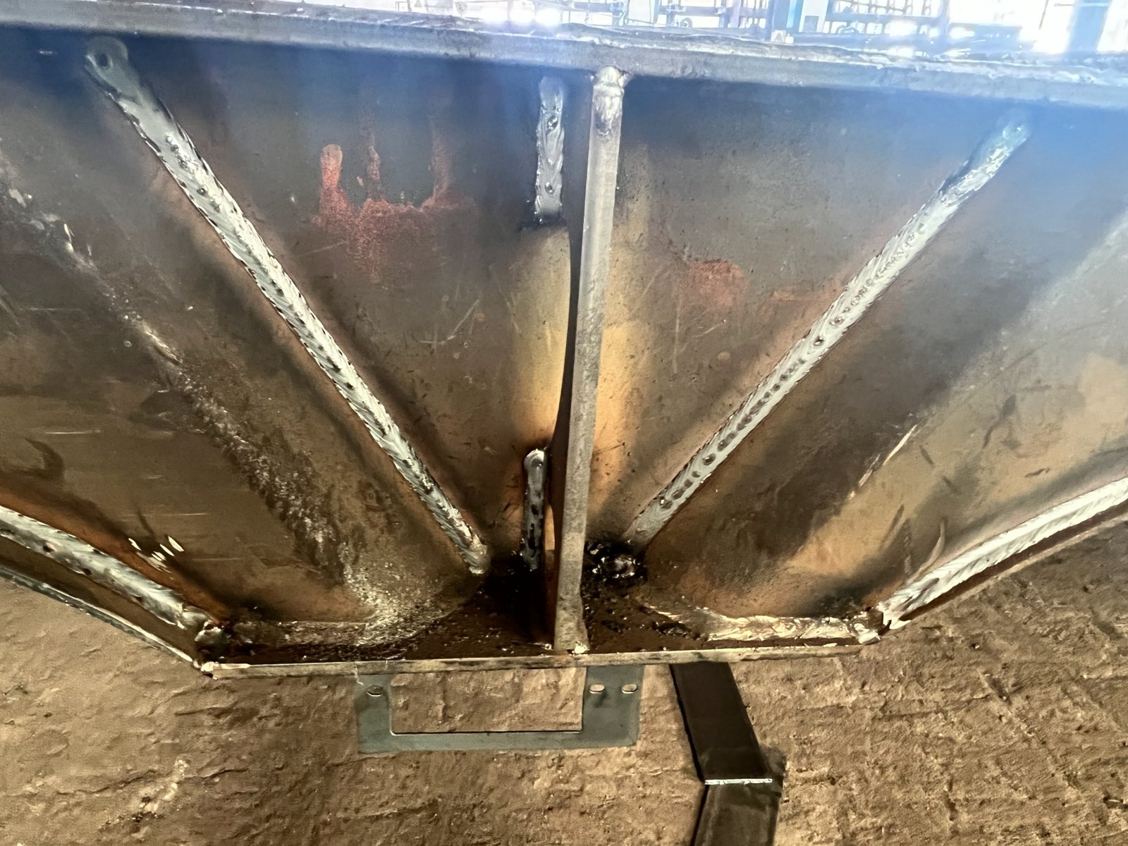 Close-up of V-shaped internal stiffener welding on a HUAYUE heavy-duty lowbed trailer chassis, showing high-penetration, porosity-free welds for effective stress transfer under heavy loads.