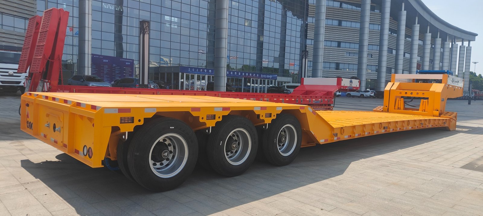HUAYUE RGN trailer undergoing extreme static load testing with massive concrete blocks, verifying the high-strength steel beams' resistance to deflection under maximum capacity.