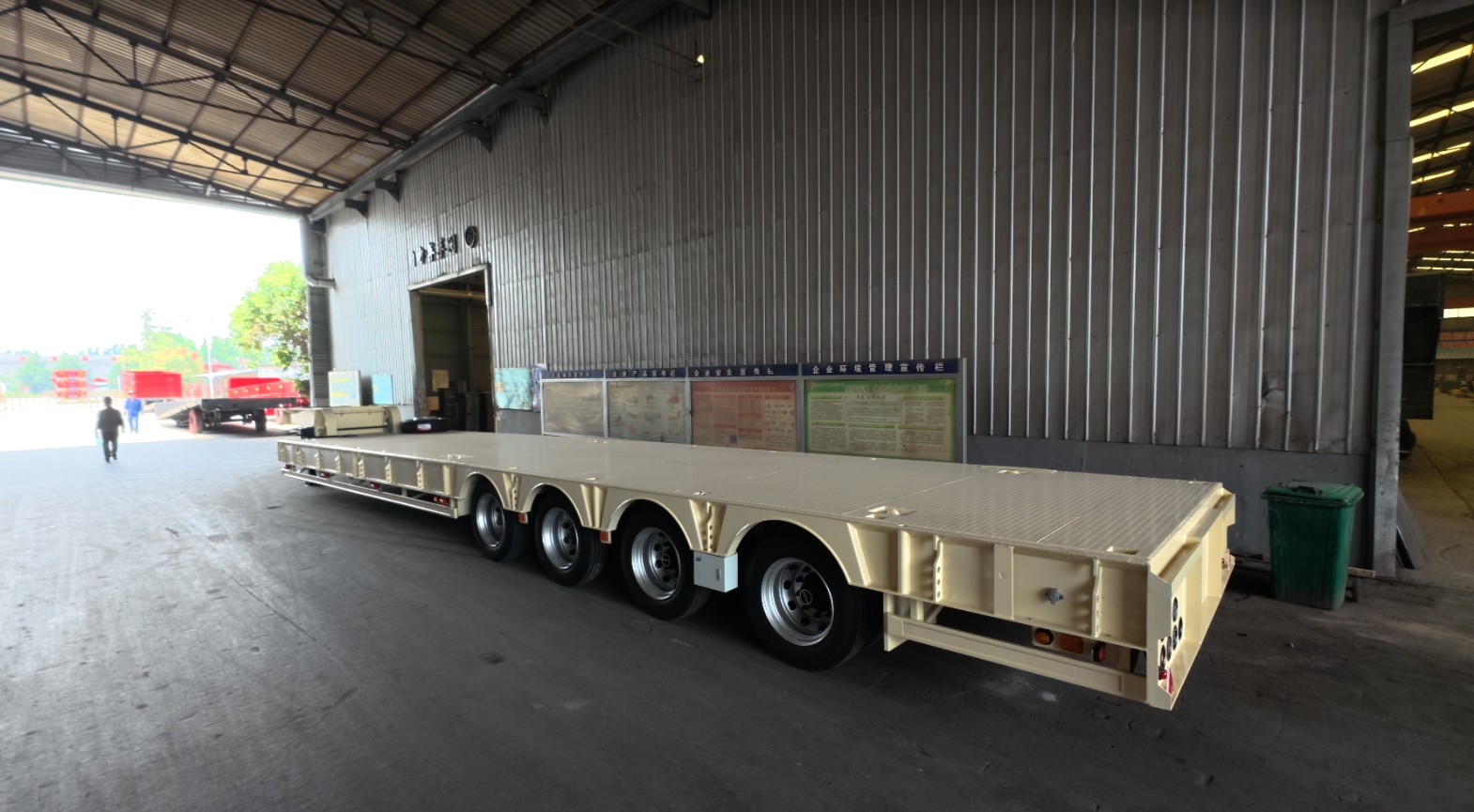 Detailed view of the rear and metal anti-slip deck of a HUAYUE industrial transport trailer, clearly showing the dense cross-member matrix and wear-resistant surface design.