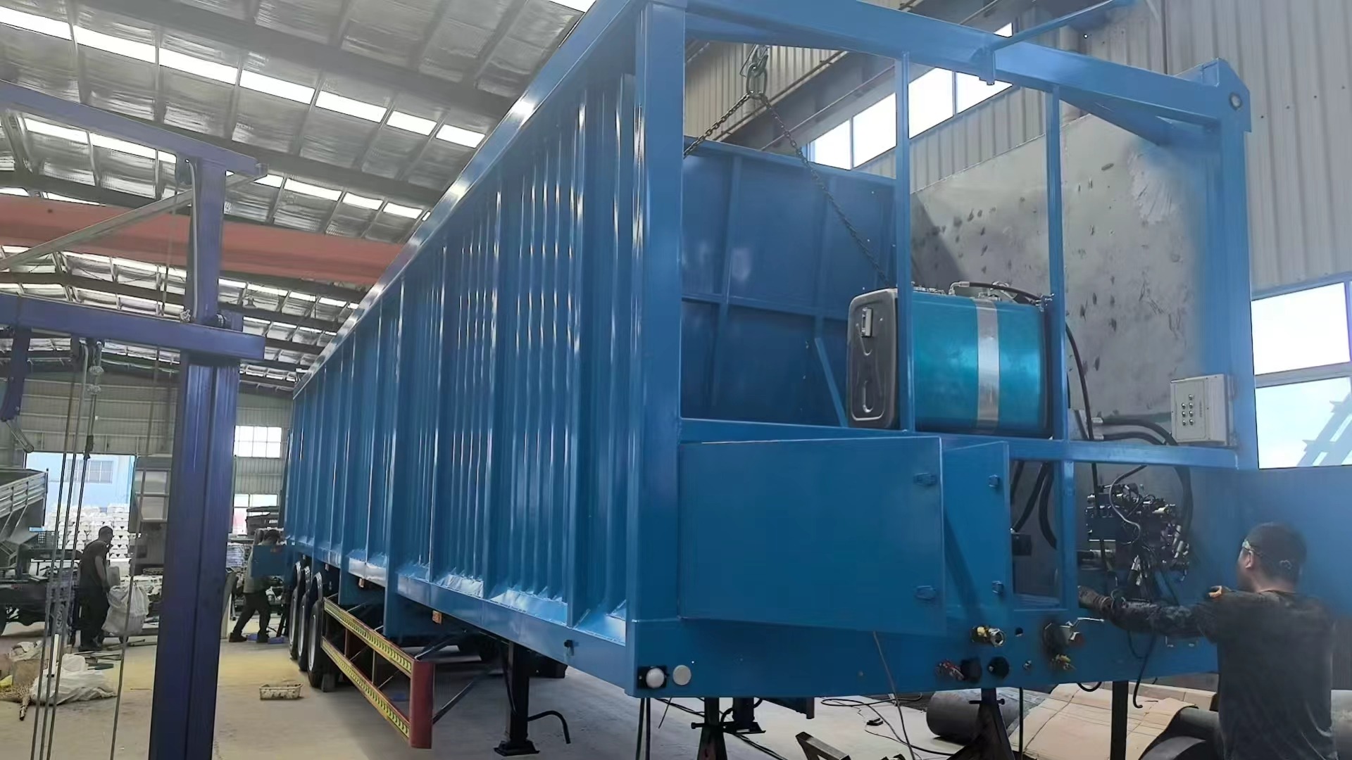 Front mechanism area of a blue belt-discharge trailer