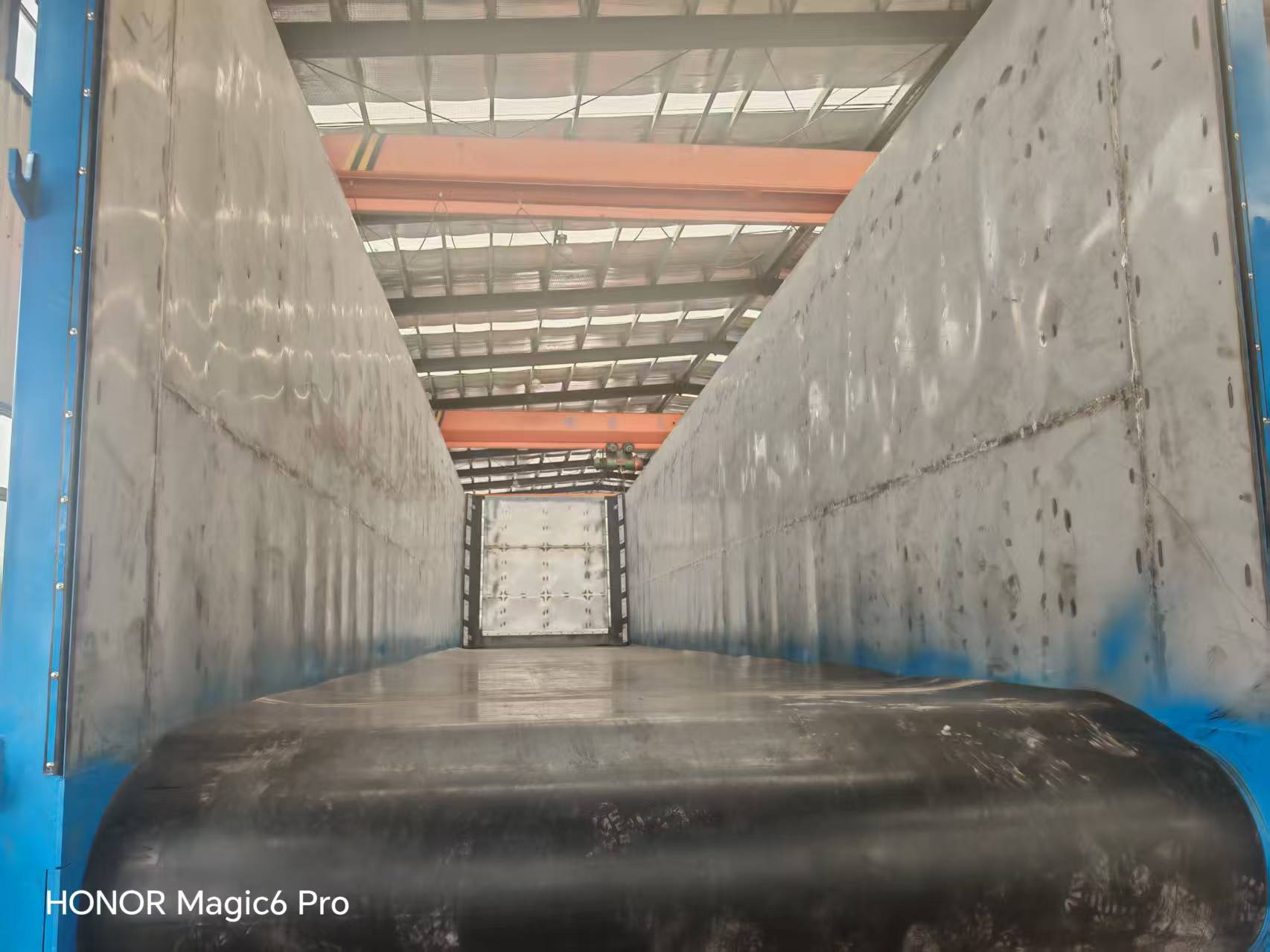 Interior conveyor-floor arrangement in a blue bulk-material trailer