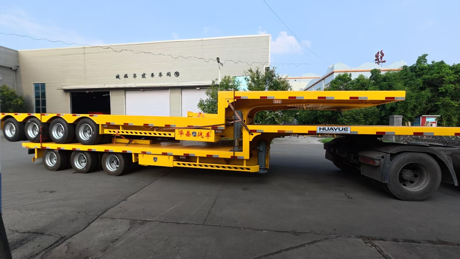 HUAYUE lowbed trailer structure outside the workshop
