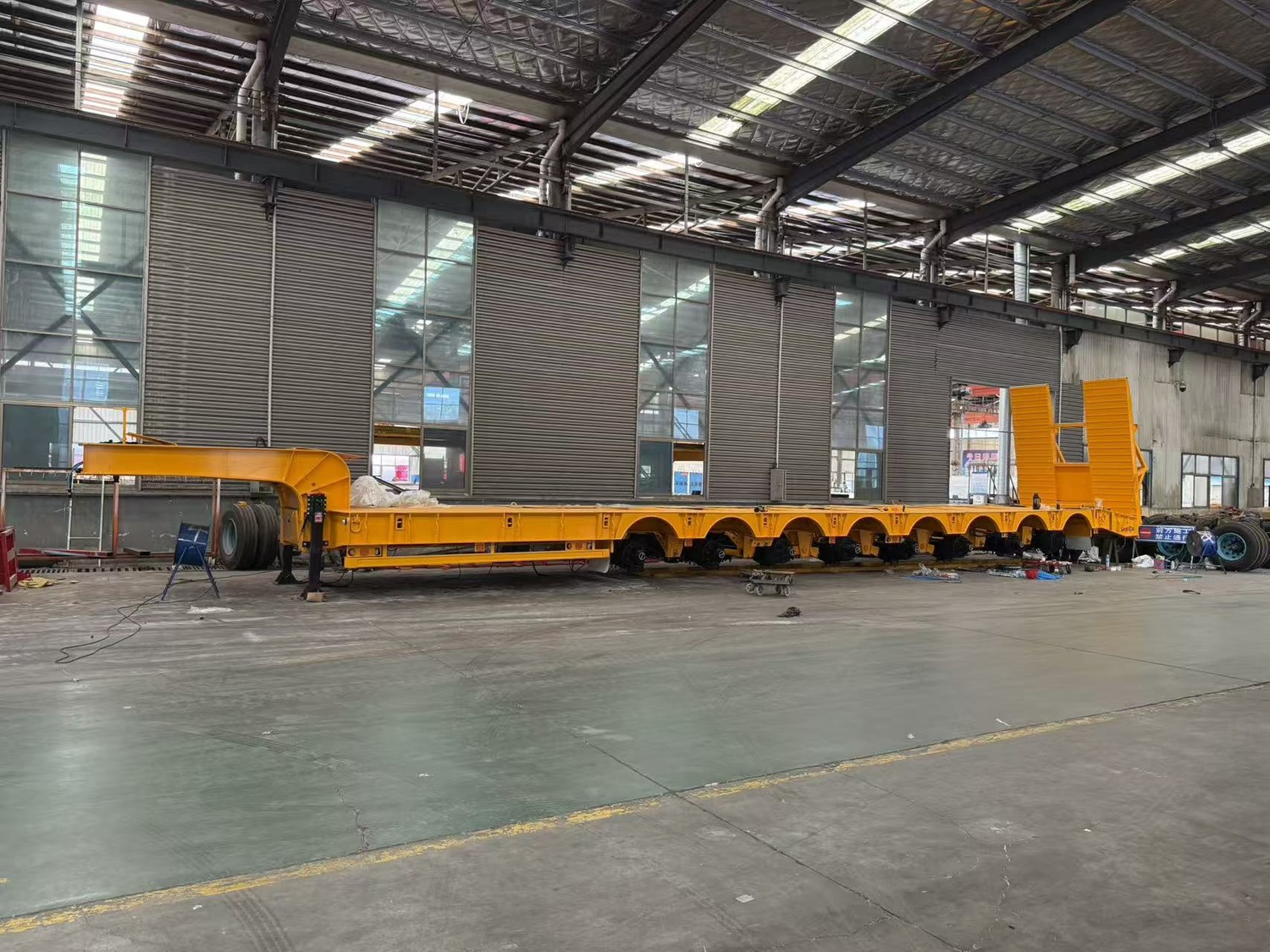 Side profile of HUAYUE eight-axle lowbed with paired rear loading ramps
